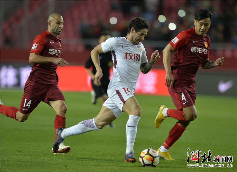 河北华夏幸福客场展现实力击败对手登上榜首