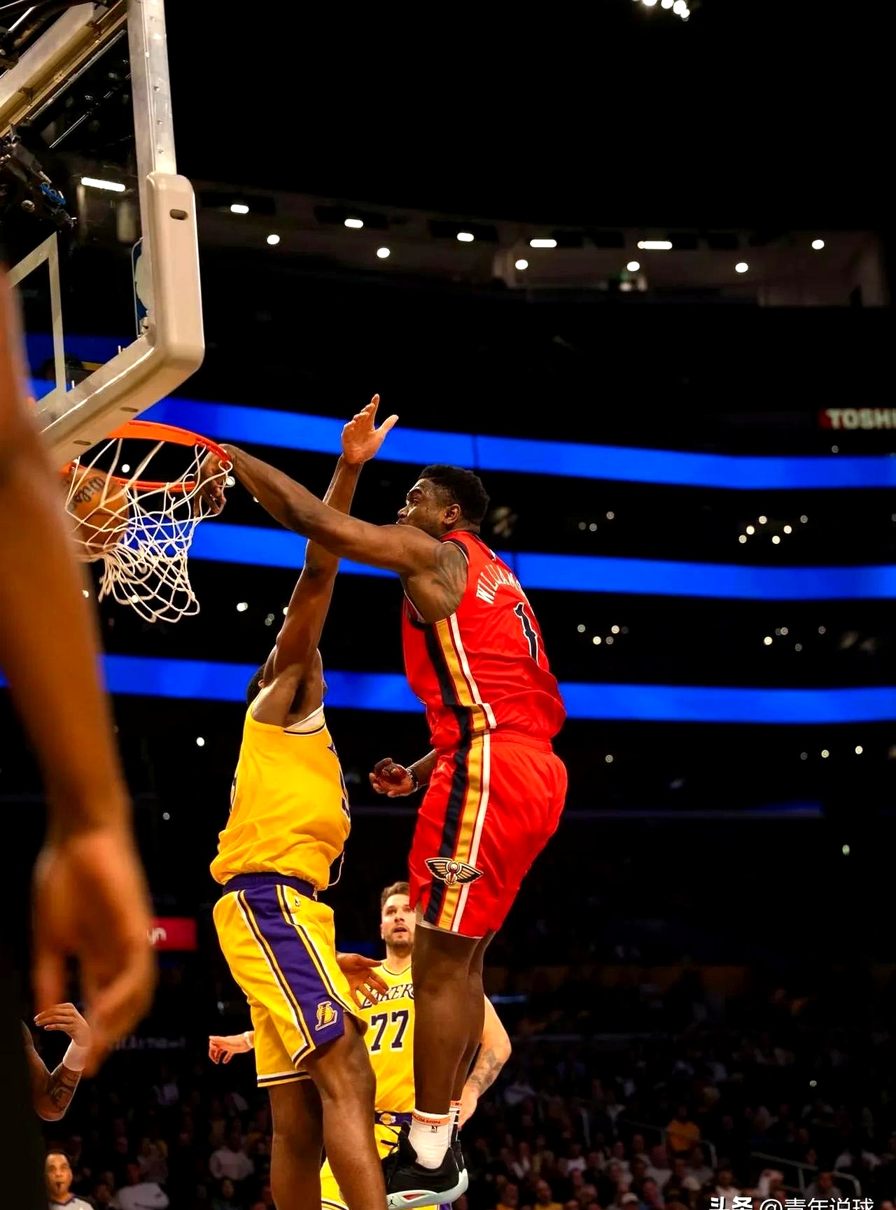 篮球比赛场上波澜不断,球员表现令人惊叹! 篮球比赛场上波澜不断,球员表现令人惊叹!